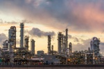 Refinería de Pemex con instalaciones de procesamiento de petróleo.