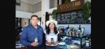 Botellas de mezcal poblano y bolsas de Café Puebla Cinco de Mayo en exhibición.