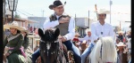 Jinetes recorren las calles de Chignahuapan durante la Cabalgata de Santiago Apóstol.