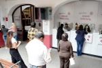 Ciudadanos realizan trámites en oficinas del Ayuntamiento de Tlaxcala.