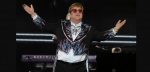 Elton John durante una presentación en vivo.