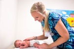 Fotografía cortesía de la escuela de enfermería de la University of Florida. Bebé durante una revisión médica infantil.