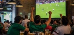 Foto: Cortesía Personas viendo un partido de futbol en un restaurante.