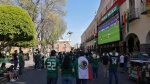 Foto: Cortesía Personas viendo un partido del Mundial en pantallas gigantes en Tlaxcala.