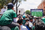Foto: Cortesía Familias reunidas en la Plaza de la Constitución viendo el Mundial 2026.