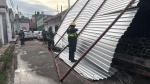Fuertes vientos provocan desprendimiento de techumbre en jardín de niños; PC Cuautlancingo atiende emergencia