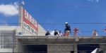 Patrullas y personal de emergencia en un inmueble de Tecamachalco.