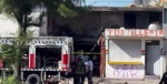 Bomberos trabajan en vivienda afectada por incendio en Amalucan.