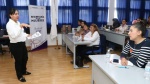 Foto: Cortesía Estudiantes reciben reconocimiento en escuela sobre derechos de las mujeres.