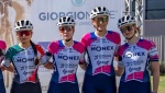 Natalia Pineda compite en una carrera de ciclismo en Italia.