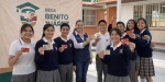 Foto: Cortesía Estudiantes y padres consultando información sobre becas del gobierno en una computadora