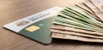 Foto: Cortesía Adulto mayor usando su tarjeta del Banco del Bienestar.