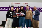 Entrega de becas a jóvenes de Tlaxcala para viajar al extranjero.