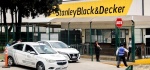 Trabajadores afuera de la planta Stanley Black & Decker en Puebla.