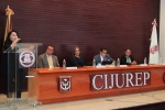 Rector de la UATx durante foro académico.