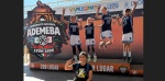 Jugadoras y jugadores del Club Ravens con sus medallas nacionales.