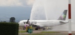 Avión de Volaris durante inauguración de la ruta Puebla-Los Ángeles.