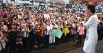 Foto: Cortesía Claudia Sheinbaum entrega tarjetas de apoyo a mujeres en Sonora.