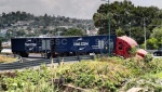 Foto: Cortesía Policías estatales resguardan tráiler recuperado en Tlaxcala.