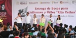 Niños recibiendo tarjetas de beca escolar