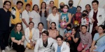 Niños tocando campana tras vencer cáncer en hospital