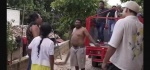 Yulay conviviendo con niños antes de ser amenazado con machete