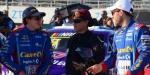 Autos de NASCAR México compitiendo en pista durante una carrera