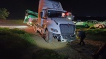Recuperan tractocamión y camioneta robados con violencia, en Calpulalpan