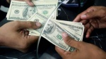 Persona recibiendo dinero enviado desde el extranjero en Tlaxcala