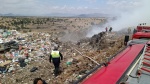 Camiones recolectores de basura en el relleno sanitario de Nanacamilpa.