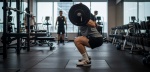 Persona entrenando con mancuernas en un gimnasio