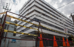 Foto: Cortesía Persona resguardada durante un sismo en un edificio alto.