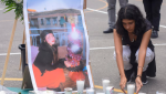 Estudiantes de la UAEM colocan flores y velas en memoria de Claudia Tacoronte.