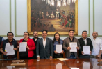 Autoridades de Tlaxcala durante firma de convenio ambiental