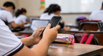 Foto: Cortesía Estudiantes en escuela con celulares guardados