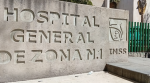 Cuatro de los cinco recién nacidos que murieron en la Unidad de Cuidados Intensivos Neonatales (UCIN) del Hospital General de Zona número 1 del IMSS en Durango dieron positivo a la bacteria asociada con el brote investigado. Sin embargo, las autoridades todavía no establecen que el microorganismo haya provocado los fallecimientos.  El resultado forma parte del análisis epidemiológico que concluyó el martes 22 de septiembre y que realizan de manera conjunta el IMSS, la Secretaría de Salud y Cofepris. Mientras continúa la investigación, la UCIN permanece cerrada a nuevos ingresos.  [[READMORE]]  Cuatro bebés dieron positivo a la bacteria en Durango  Entre el 1 y el 19 de septiembre, 11 recién nacidos fueron atendidos en la UCIN, todos en condiciones graves que requerían cuidados intensivos. Seis lograron ser dados de alta y se encuentran con sus familias; en ninguno de ellos fue identificada la bacteria relacionada con el brote.  En cambio, cinco bebés fallecieron mientras permanecían hospitalizados. Los estudios confirmaron la presencia del microorganismo en cuatro de ellos, mientras que en el quinto caso no fue detectado.  La coordinadora de Vigilancia Epidemiológica del IMSS, Adriana Josefina Toriz Saldaña, aclaró que la presencia de la bacteria y la causa de cada fallecimiento son asuntos distintos que todavía están bajo investigación. Los resultados serán comunicados primero a las familias.  La investigación ya abarca todo el hospital  Después de conocer los resultados, las autoridades ampliaron la vigilancia microbiológica del área neonatal a todo el Hospital General de Zona número 1.  Hasta el momento, la bacteria asociada con el brote no ha sido identificada en ninguna otra área del hospital, según la información proporcionada por el IMSS. La UCIN continúa cerrada y no recibe nuevos pacientes mientras se mantienen las medidas de contención y vigilancia.  El instituto también revisó versiones sobre una paciente oncológica de 14 años que presuntamente habría presentado el mismo microorganismo. De acuerdo con la autoridad epidemiológica, los estudios realizados a la adolescente no encontraron la bacteria asociada con el brote.  Padres acudirán ante la FGR  El caso también tomó una vía legal. Los padres de los cinco recién nacidos fallecidos anunciaron que acudirán ante la Fiscalía General de la República (FGR) para solicitar una investigación sobre las circunstancias de las muertes y determinar, en su caso, si existen responsabilidades.  La decisión se produjo después de reuniones con autoridades del IMSS. Las familias buscan conocer qué ocurrió con los bebés y contar con elementos que permitan establecer las circunstancias de los fallecimientos.  Mientras tanto, el IMSS mantiene abierta la investigación epidemiológica para identificar el origen del brote y determinar si existe una relación causal entre la bacteria y las muertes.  Zoé Robledo da seguimiento al caso  El director general del IMSS, Zoé Robledo, se trasladó a Durango para dar seguimiento a las investigaciones y mantener contacto con las familias, después de que la presidenta Claudia Sheinbaum instruyera atender el caso.  En Durango también permanece Jorge Marengo, titular de la Unidad de Derechos Humanos del IMSS, quien acompaña directamente a los familiares de los recién nacidos.  La investigación cuenta además con la participación de especialistas de la Dirección General de Epidemiología y Cofepris.  El caso todavía tiene una pregunta central  El dato confirmado hasta ahora es que cuatro de los cinco bebés fallecidos presentaron la bacteria. Lo que todavía no está confirmado es si esa infección provocó directamente sus muertes.  Esa diferencia resulta clave para la investigación. Las autoridades continúan con los estudios clínicos, epidemiológicos y sanitarios, mientras la UCIN permanece restringida y se mantiene la vigilancia en el resto del hospital.  El IMSS informó que este miércoles 23 de septiembre por la noche habrá un nuevo reporte oficial, por lo que el caso permanece abierto y sujeto a los resultados de las investigaciones.