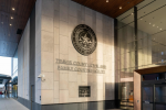 Dos mexicanos residentes de Ciudad Juárez fueron acusados ante un tribunal federal de Texas por presuntamente participar en una red que trasladaba a niños migrantes no acompañados hacia Estados Unidos. De acuerdo con documentos judiciales, en al menos uno de los traslados habrían utilizado gomitas con THC para sedar a los menores.  Los niños tenían entre 5 y 13 años y eran trasladados desde Ciudad Juárez hasta un puerto de entrada en la frontera estadounidense, según la acusación presentada por las autoridades de Estados Unidos.  [[READMORE]]  Acusan a mexicanos de traficar niños migrantes hacia Texas  Susana Guadian y Daniel Guadian, ambos de 51 años y residentes de Ciudad Juárez, fueron acusados por un gran jurado federal de conspiración para transportar e introducir extranjeros ilegalmente en Estados Unidos con fines de lucro.  Los documentos judiciales señalan que los hechos ocurrieron entre el 1 de mayo y el 17 de octubre de 2024, como parte de una organización dedicada al tráfico de migrantes.  La acusación sostiene que los menores viajaban sin la compañía de un familiar o adulto responsable y que eran trasladados en automóvil desde México hasta un puerto de entrada estadounidense.  Así habría operado la red desde Ciudad Juárez  Según la denuncia, los dos acusados reclutaban conductores para realizar los traslados. Al llegar al punto de inspección fronteriza, los conductores y otros integrantes de la organización habrían presentado documentos estadounidenses falsos, asegurando que correspondían a los menores y que ellos eran sus padres.  Una vez que los niños ingresaban a territorio estadounidense, eran llevados hasta El Paso, donde otras personas presuntamente los recogían y entregaban dinero a los conductores.  El caso involucra a menores de entre 5 y 13 años, una circunstancia que forma parte central de las acusaciones presentadas ante la justicia federal.  Un menor terminó hospitalizado por intoxicación  Uno de los elementos más llamativos de la denuncia está relacionado con el uso de productos con THC durante al menos uno de los traslados.  Las autoridades estadounidenses sostienen que a los niños se les dieron gomitas que contenían marihuana con la intención de sedarlos mientras eran transportados.  Uno de los menores tuvo que ser llevado a un hospital local y posteriormente fue diagnosticado con intoxicación por marihuana, de acuerdo con los documentos del caso.  El Departamento de Justicia de Estados Unidos informó que proteger a los menores frente a este tipo de organizaciones constituye una de sus prioridades.  Los acusados fueron extraditados desde México  Susana y Daniel Guadian habían sido detenidos en México durante el año pasado y posteriormente fueron extraditados a Estados Unidos a petición de las autoridades estadounidenses para enfrentar el proceso federal.  La acusación presentada ante el tribunal todavía corresponde a señalamientos judiciales, por lo que el proceso deberá determinar la responsabilidad de los involucrados.  Ya hay otras personas procesadas por el caso  El expediente también incluye a otras dos personas.  Manuel Valenzuela fue condenado el pasado 1 de julio a cinco años de prisión por su participación en la trama, mientras que Dianne Guadian se declaró culpable el 28 de julio.  El proceso contra Susana y Daniel Guadian se suma así a las acciones emprendidas por las autoridades estadounidenses contra la organización señalada de trasladar a menores migrantes desde México hacia Estados Unidos.