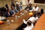 Foto: Cortesía Familiares y docentes durante reunión con autoridades de Tlaxcala