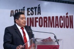 Artesanos tlaxcaltecas muestran piezas tradicionales durante una exposición.
