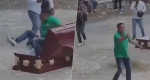 José Luis Romero Calzada, El Tecmol, dentro de un ataúd durante un evento político en Ciudad Valles.