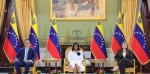 Funcionarios durante acuerdos energéticos en Venezuela