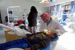 Foto: Cortesía Niña recibe atención dental durante una campaña de salud bucal en Tlaxcala.