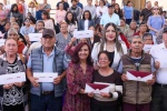Foto: Cortesía Adultos mayores reciben documentos para viajar a Estados Unidos.