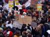 Miles de manifestantes en Francia exigen alza al salario mínimo 